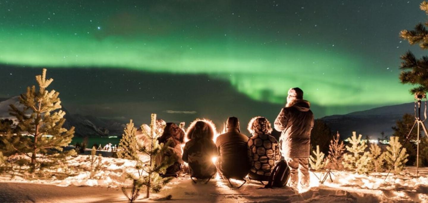 A group enjoying the northern lights with Northern Soul Adventures