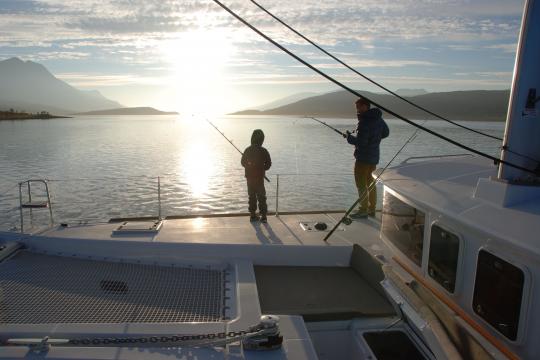 Arctic fisketur med selvfanget fisk til lunsj med byens nyeste luksus katamaran