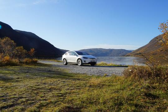 Arctic Fjord Sightseeing fra Tromsø med vår eco-vennlige Tesla Model X