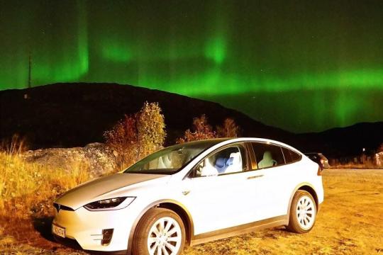 Nordlystur fra Tromsø med vår eco-vennlige Tesla Model X