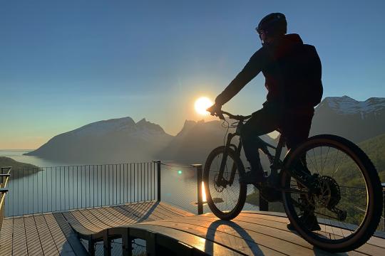 Tour de Senja by e-bike in the Midnight Sun