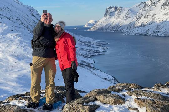 En vakker, miljøvennlig trugetur i naturskjønt landskap med Tesla X