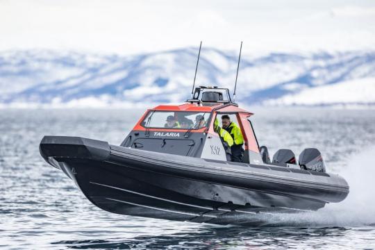 RIB båt kjører fort på vannet