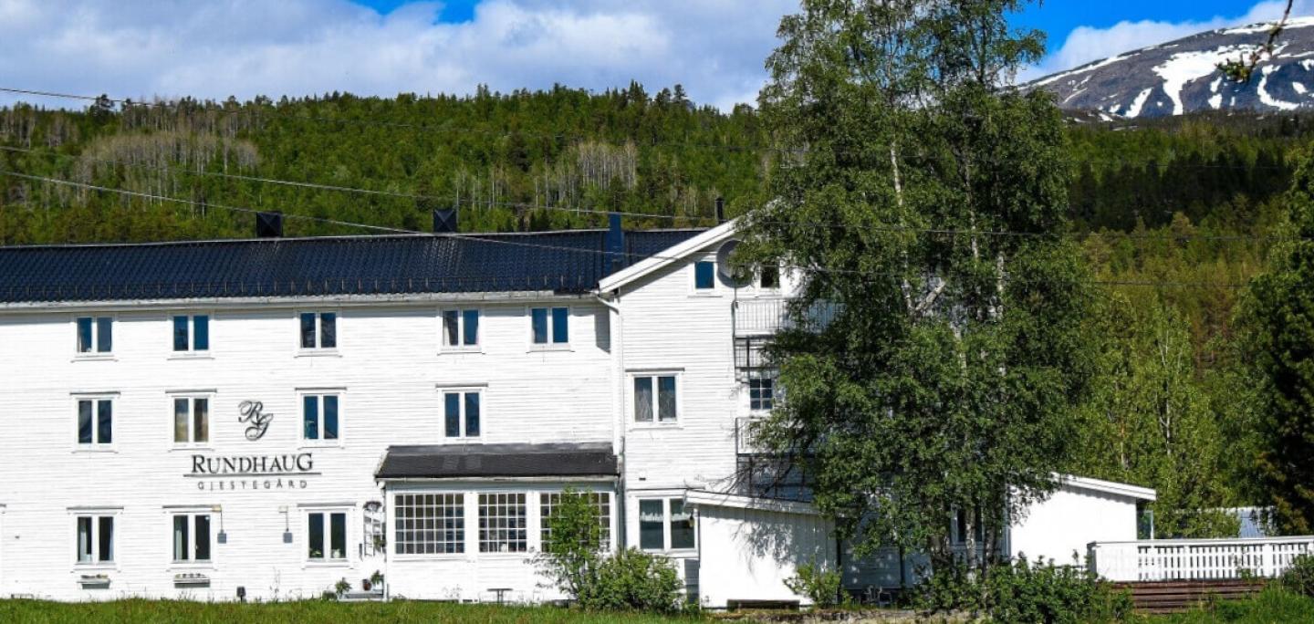 Guesthouse white hundred-year-old wooden hotel Rundhaug Gjestegård